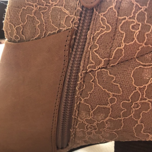 Guess booties. - Picture 3 of 8